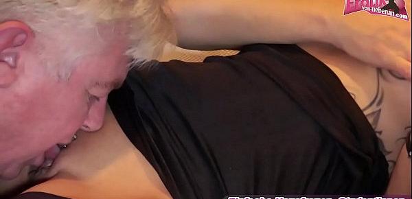 Deutsche brünette milf mit dicken titten fickt alten mann